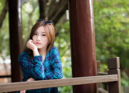 女孩壁纸清新可爱,捕捉青春活力瞬间”